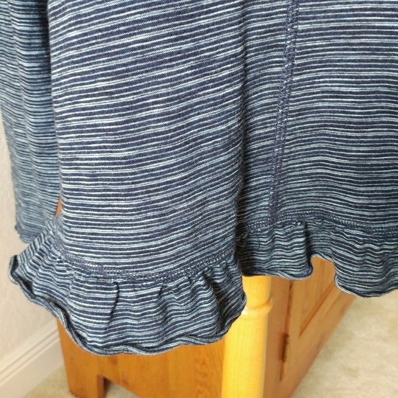 Jane & Delaney Ruffled Hem Top L Closet Staple Minimalist Capsule Wardrobe - Picture 4 of 10